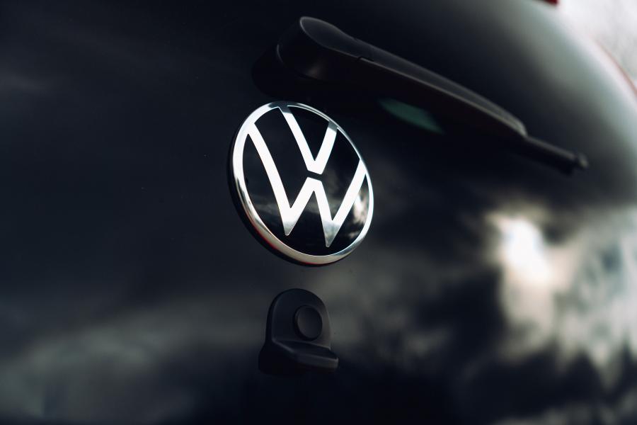 Логотип Volkswagen up! Black Edition 2020 года  (UK) (фото 3 из 40)